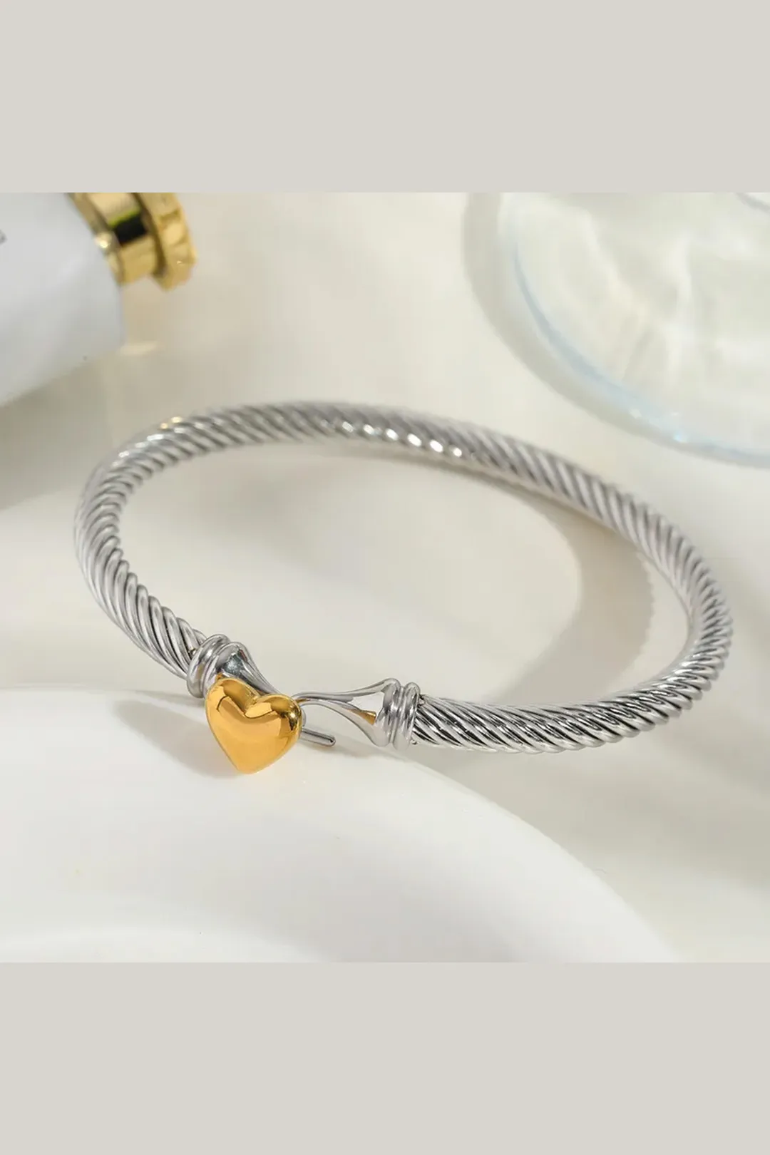 Γυναικείο Άκαμπτο Βραχιόλι Μανσέτα (Bangle) με Στριφτό Design & Δίχρωμη Καρδιά - Meet Me at the Sunset