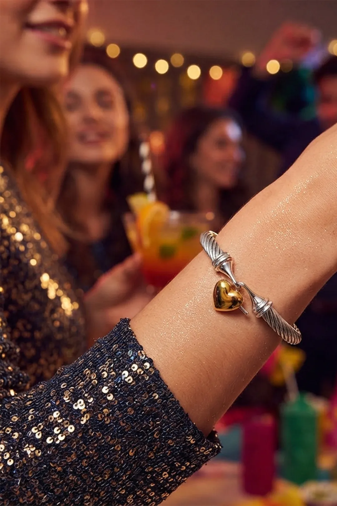 Γυναικείο Άκαμπτο Βραχιόλι Μανσέτα (Bangle) με Στριφτό Design & Δίχρωμη Καρδιά - Meet Me at the Sunset