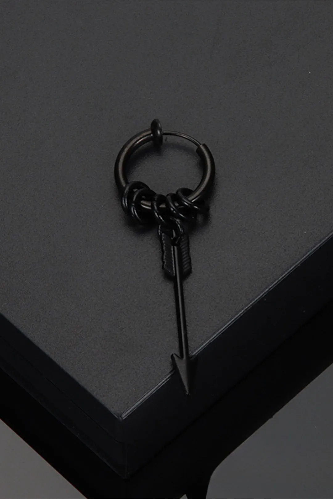 Sharks Bay Clothing – Black Arrow Clip-on Earring (4.7cm) | Μαύρο Ατσάλινο Fake Piercing 1 τεμάχιο
