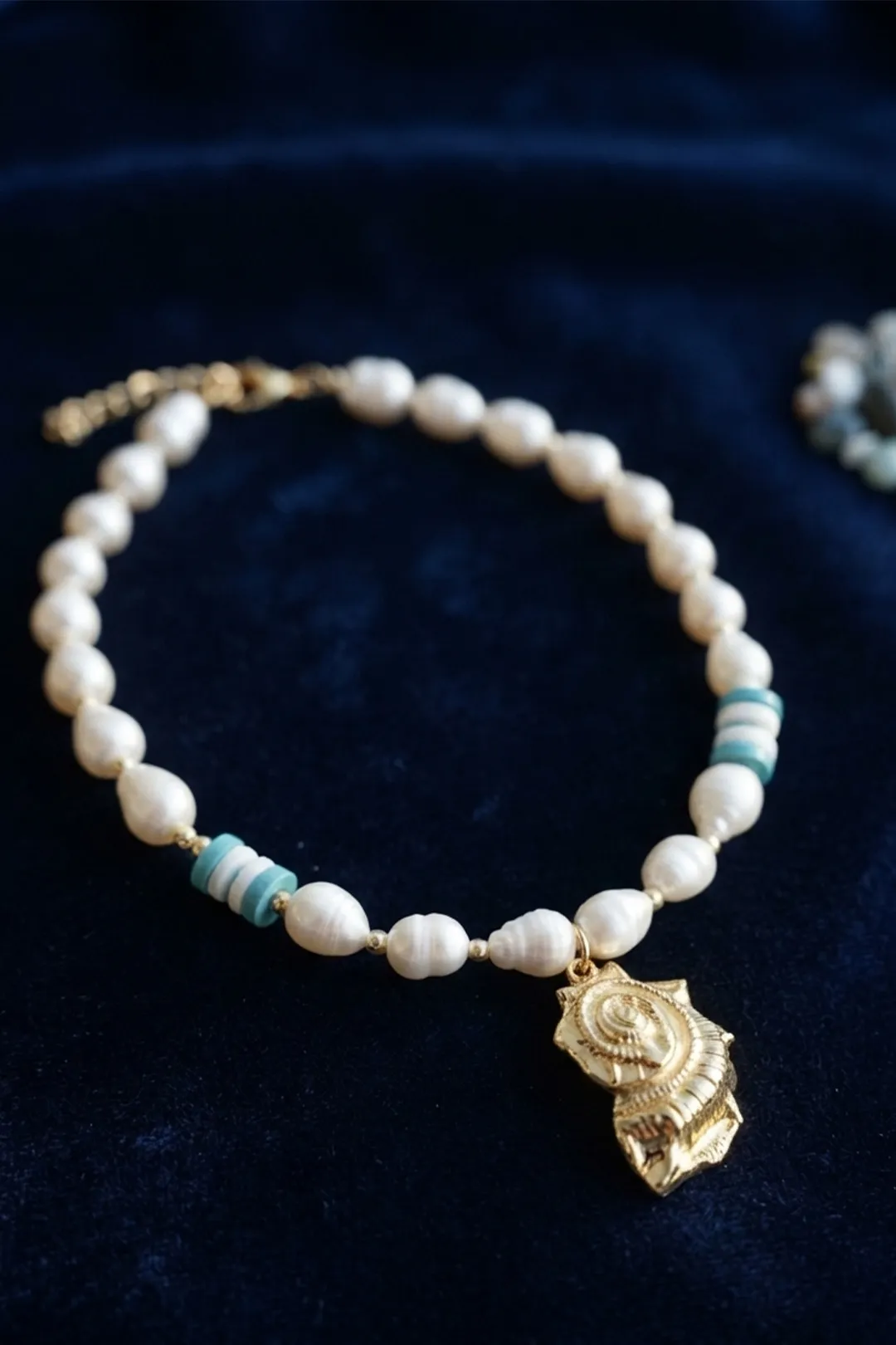 Meet Me at the Sunset – Pearl & Gold Charm Necklace | Γυναικείο Κολιέ με Μαργαριτάρια και Χρυσό Στοιχείο.