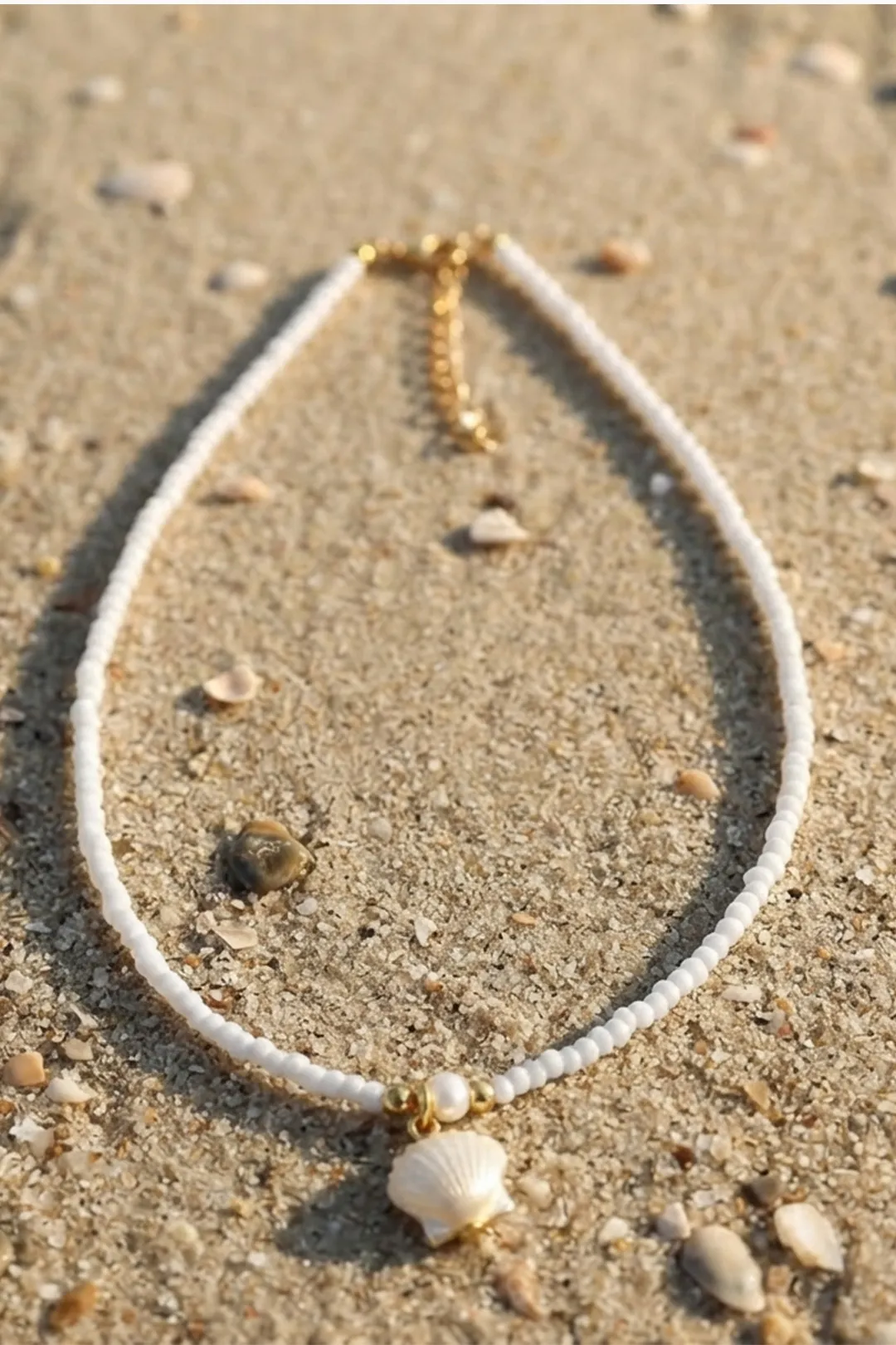 Meet Me at the Sunset – Minimal White Beaded Choker με Κοχύλι | Γυναικείο Καλοκαιρινό Κολιέ.