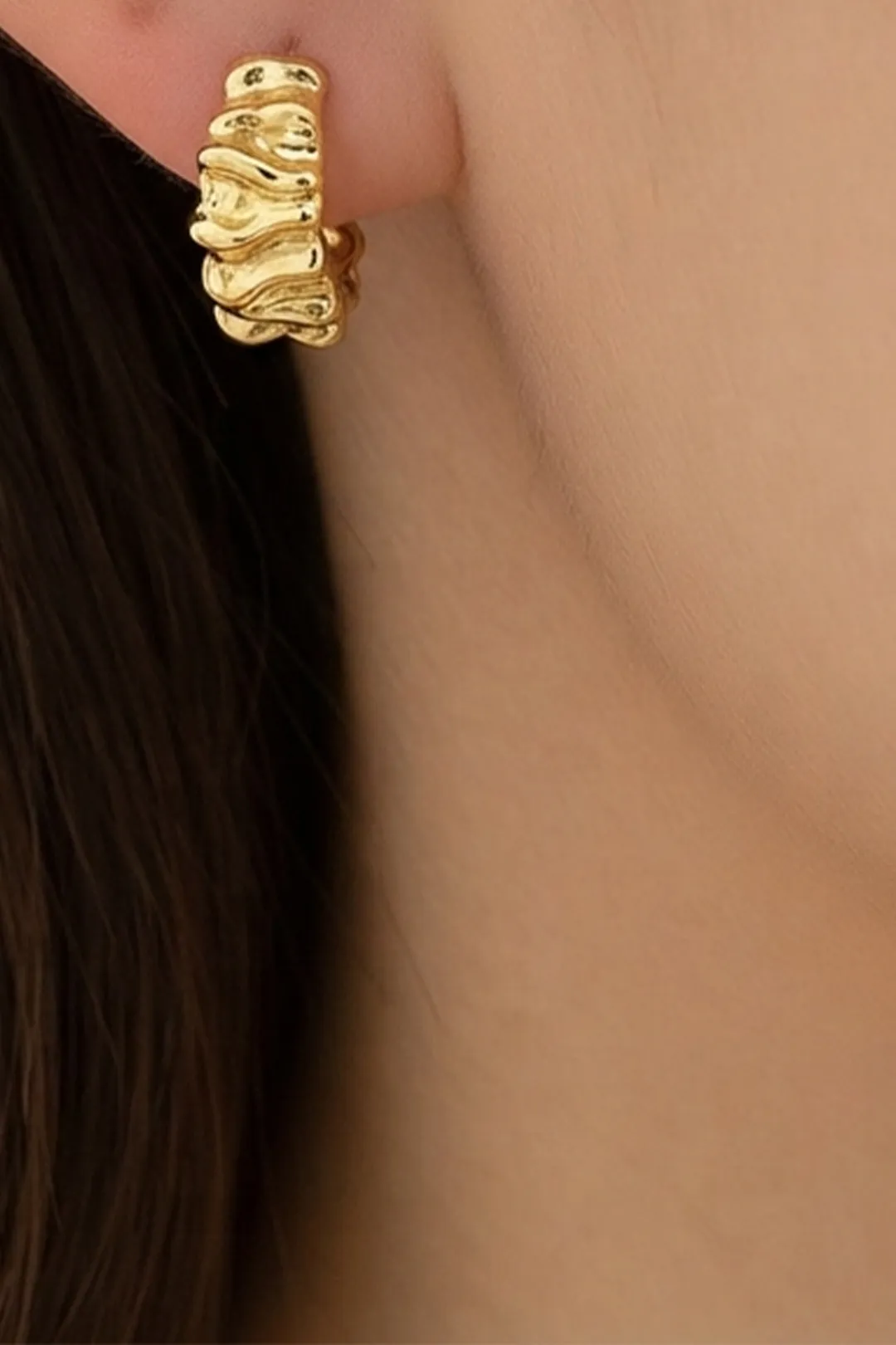 Meet me at the sunset Gold Textured Clip-on Earrings | Σκουλαρίκια με Προστατευτικά Σιλικόνης