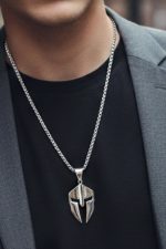 Ανδρικό Κολιέ Μενταγιόν "Περικεφαλαία Σπάρτης" από Ανοξείδωτο Ατσάλι σε Ασημί Χρώμα - Sharks Bay - Image 2