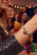 Γυναικείο Άκαμπτο Βραχιόλι Μανσέτα (Bangle) με Στριφτό Design & Δίχρωμη Καρδιά - Meet Me at the Sunset - Image 4